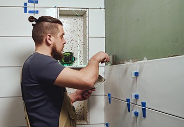 Comment poser un carrelage mural ?